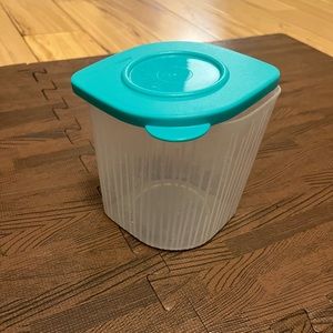 2/$10 Tupperware pasta container 1L